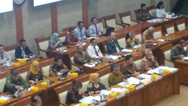 Komisi XI DPR RI rapat kerja dengan OJK
