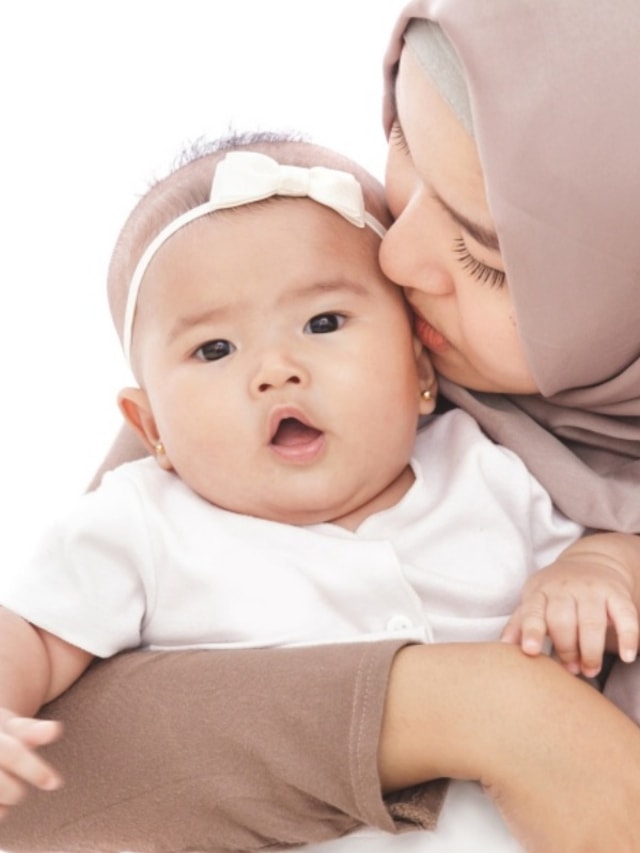 Tahap perkembangan bicara pada bayi sangat pesat mulai usia 7 bulan Foto: Shutterstock 