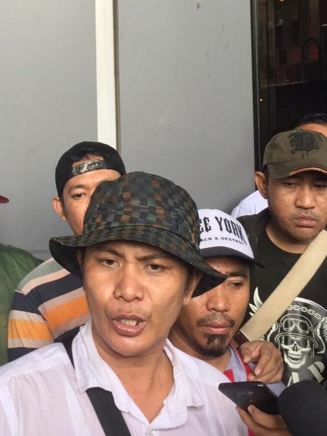 Koordinator aksi demo warga Tanjung Priok, Kemal Abubakar (tengah) di Kemenkumham, Rabu (22/1). Foto: Muhammad Darisman/kumparan 