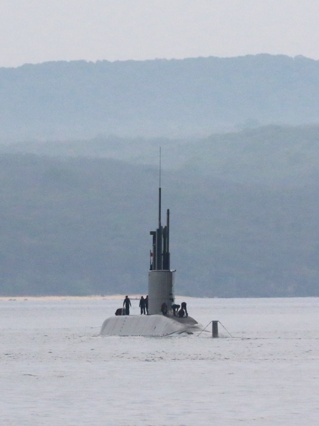 Kapal selam Alugoro melakukan uji coba di Selat Bali terlihat dari Banyuwangi, Jawa Timur, Selasa (21/1). Foto: ANTARA FOTO/Budi Candra Setya