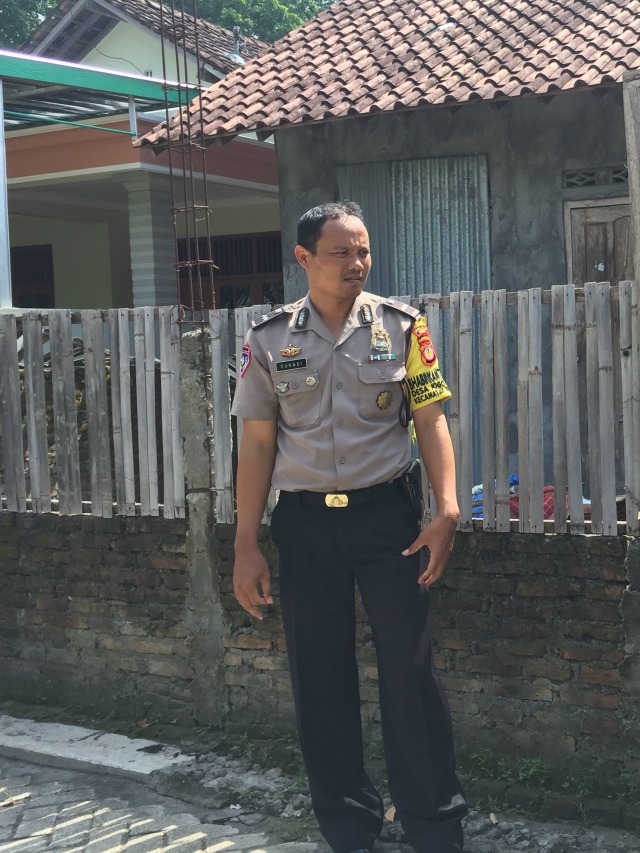 Petugas kepolisian di depan rumah Rubingah di Dusun Kranggan, Desa Jogotirto, Kecamatan Berbah, Kabupaten Sleman. Foto: Arfiansyah Panji Purnandaru/kumparan
