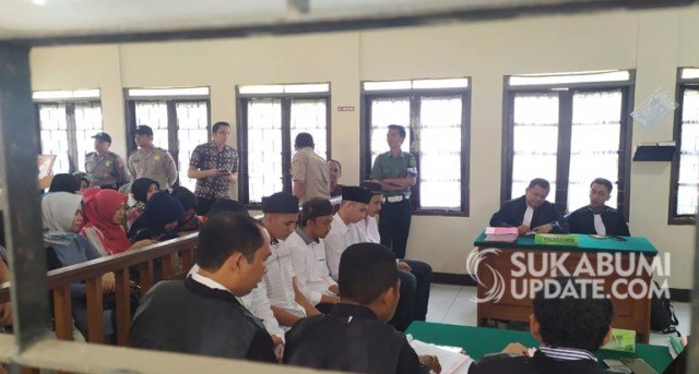 Sidang perdana dengan agenda pembacaan dakwaan dan eksepsi terhadap lima terdakwa berinisial R, OZ, AB, MF, dan RR yang digelar di Ruang Sidang Tirta PN Cianjur. | Sumber Foto:Deden Abdul Aziz