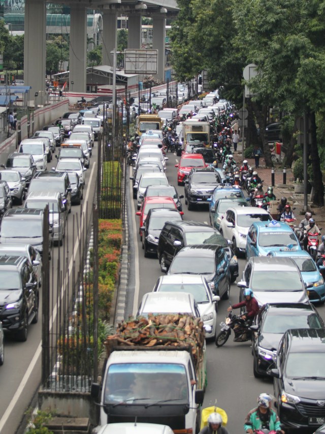 Kemacetan di Jalan Rasuna Said hingga Mampang imbas aksi unjuk rasa di depan Kemenkumham, Jakarta, Rabu (22/1) Foto: Nugroho Sejati/kumparan
