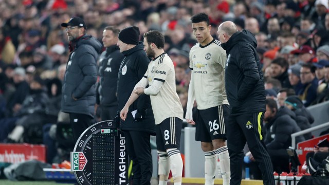 Mason Greenwood (kanan) dan Juan Mata bersiap masuk ke lapangan.  Foto: Reuters/Carl Recine