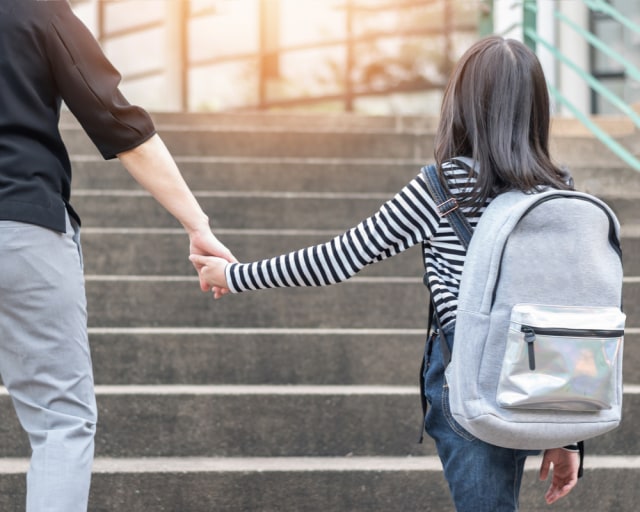 com-Ilustrasi ibu mengantarkan anak sekolah Foto: Shutterstock