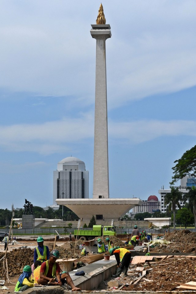 Sejumlah buruh mengerjakan pembangunan Plaza Selatan Monumen Nasional (Monas) di Jakarta, Rabu (22/1). Foto: ANTARA FOTO/Aditya Pradana Putra