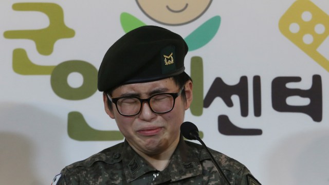 Tentara Korea Selatan Byun Hee-soo menangis saat konferensi pers di Pusat Hak Asasi Manusia Militer di Seoul, Korea Selatan, Rabu, (22/1). Foto: AP Photo/Ahn Young-joon