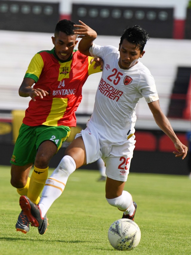 Pemain PSM Makassar Leo Guntara (kanan) berebut bola dengan pemain Lalenok United di babak play-off AFC Cup 2020. Foto: ANTARA FOTO/Nyoman Budhiana
