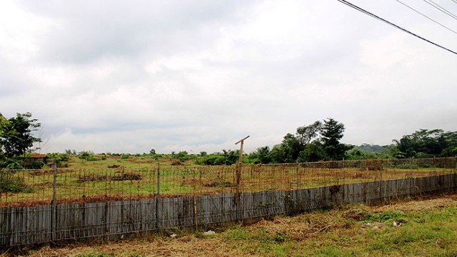 Lahan yang diproyeksikan jadi lokasi pembangunan pabrik garmen di Desa Manggari, Kabupaten Kuningan. (Andri Yanto)