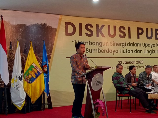 Direktur Walhi Lampung Irfan Tri Musri saat menyampaikan paparan keadaan kawasan hutan di Lamoung dalam diskusi publik di UBL, Rabu (22/1) |  Foto : Sidik Aryono/ Lampung Geh