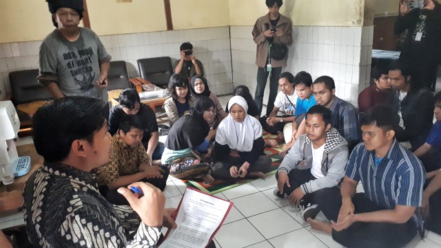 Tenaga Ahli Tim Hukum dan HAM KSP, Sunarman Sukamto tengah menggali informasi dari mahasiswa disabilitas netra di Wyata Guna, Bandung, Rabu (22/1). (Foto-foto: Assyifa/bandungkiwari.com)