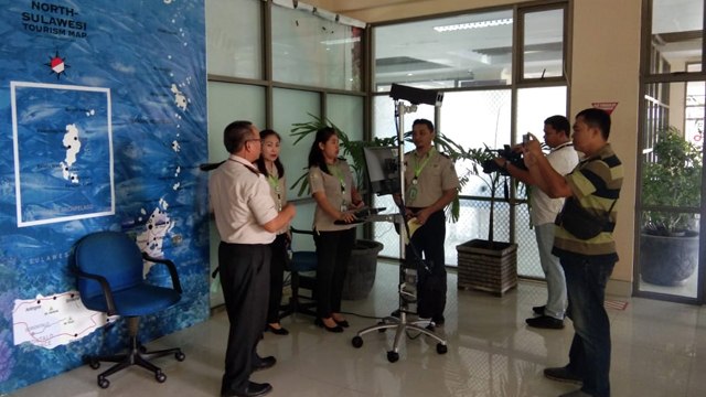 Petugas dari Kantor Kesehatan Pelabuhan Kelas Dua Manado mengoperasikan Alat Thermoscan di pintu kedatangan Internasional di Bandara Sam Ratulangi (foto: istimewa)