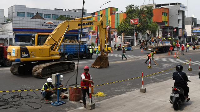 Pekerja mengoperasikan alat berat saat menutup sebagian badan jalan untuk pembangunan Underpass senen Extension di Pasar Senen, Jakarta, Senin (9/12/2019). Foto:  ANTARA FOTO/Aditya Pradana Putra