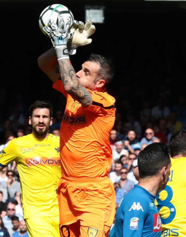 Stefano Sorrentino beraksi di laga melawan Napoli. Foto: AFP/Carlo Hermann