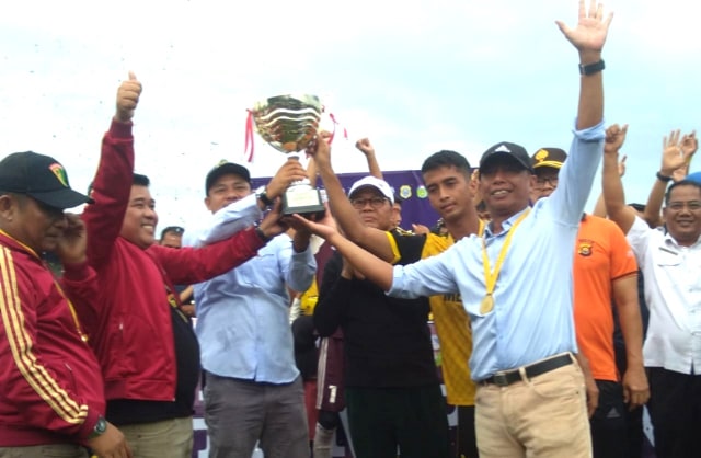Piala Juara Gubernur Cup 2020 langsung diserahkan oleh Gubernur Jambi, Fachrori Umar. Foto: Bahara Jati