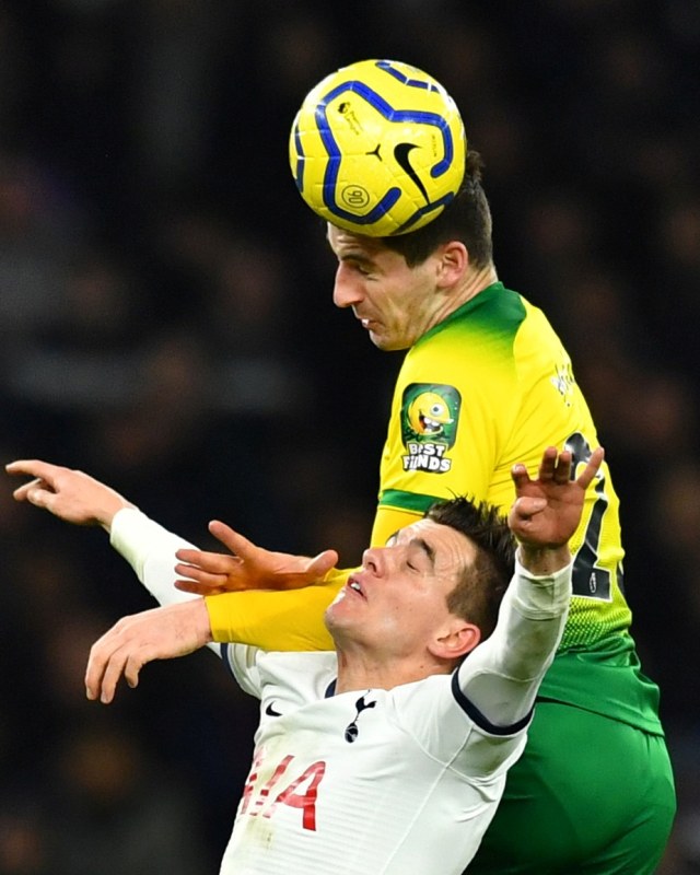 Pemain Tottenham Hotspur dan Norwich berduel. Foto: REUTERS/Dylan Martinez