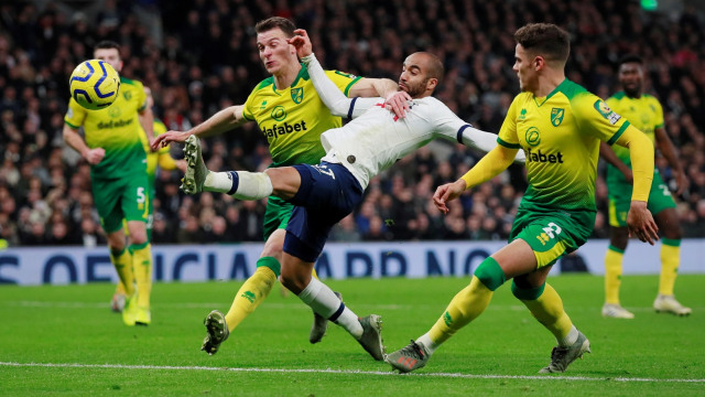 Pemain Tottenham Hotspur dan Norwich berduel. Foto: Reuters/Andrew Couldridge