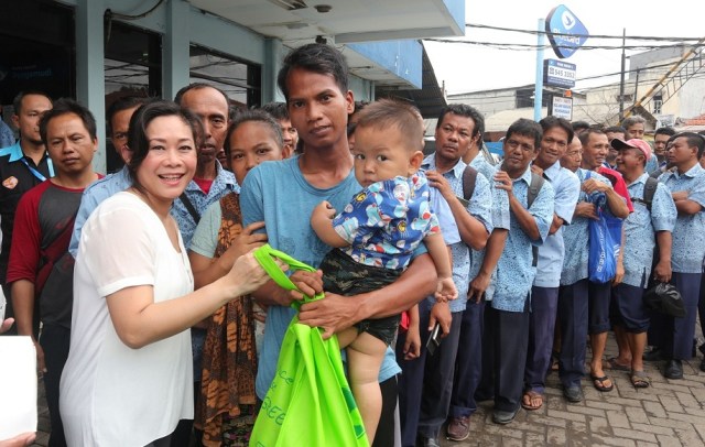 Noni Purnomo, Direktur Utama PT. Blue Bird Tbk, menyerahkan bantuan dari perusahaan kepada armada yang poolnya terdampak banjir