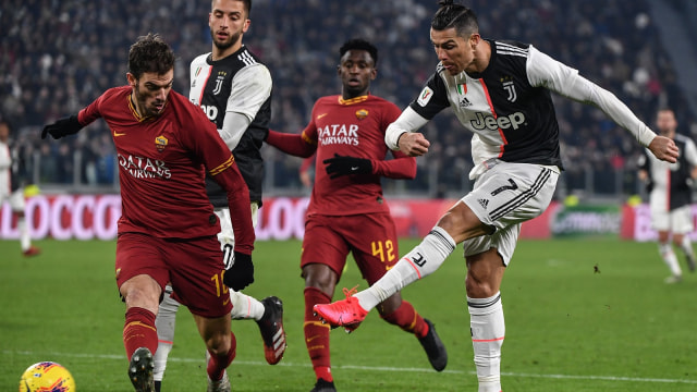 Cristiano Ronaldo (kanan) melepaskan tembakan, sementara Davide Santon (kiri) berusaha mengadang.  Foto: Marco Bertorello/AFP