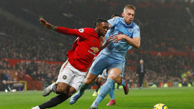 Pemain Manchester United dan Burnley berebut bola. Foto: REUTERS/Phil Noble