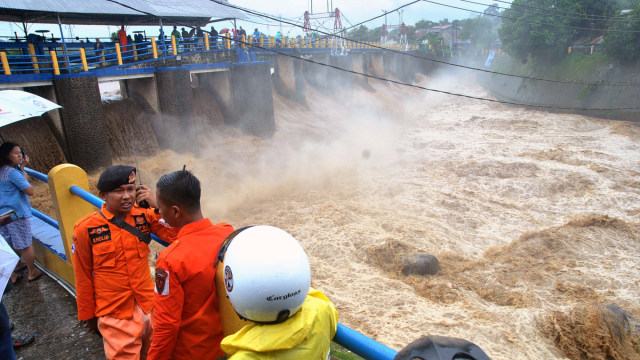 Petugas BPBD Kota Bogor memantau tinggi muka air sungai Ciliwung di Bendung Katulampa, Kota Bogor, Jawa Barat, Rabu (1/1/2020). Foto: ANTARA FOTO/Arif Firmansyah