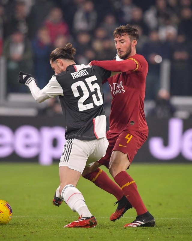 Pemain Juventus dan AS Roma berduel. Foto: Dok. @ASRomaEN