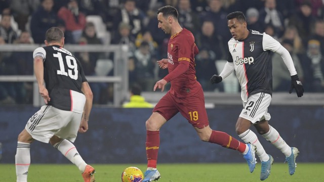Pemain AS Roma membawa bola di antara para pemain Juventus. Foto: Dok. @ASRomaEN
