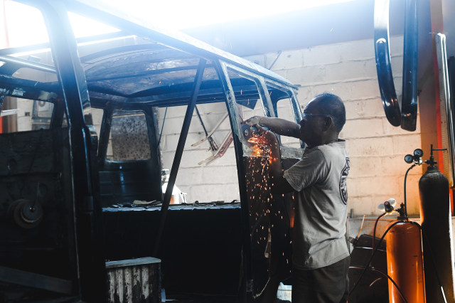 Pekerja tengah menyelesaikan proyek restorasi di Yumos Garage  Foto: Ikbal Muhammad