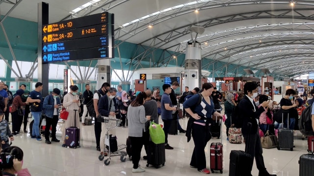 Viral Video Puluhan WN China Tiba di Bandara Soetta, Ini Kata Ditjen Imigrasi (156982)