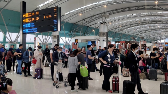 Calon penumpang di Bandara International Soekarno Hatta Terminal 3 tujuan Hong Kong menggunakan masker sebagai antisipasi virus Corona. Foto: Aria Sankhyaadi/kumparan