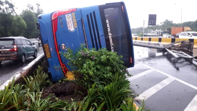 Kecelakaan Tunggal Bus Damri