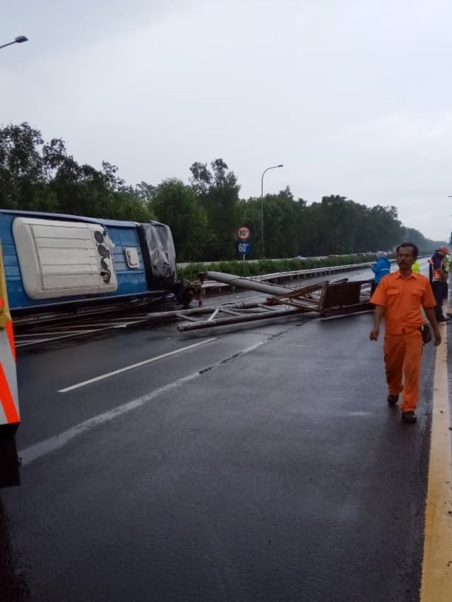Kecelakaan tunggal Bus Damri menabrak rambu Jalan Tol KM 21 arah Bandara Soetta. Foto: Twitter/@TMCPoldaMetro