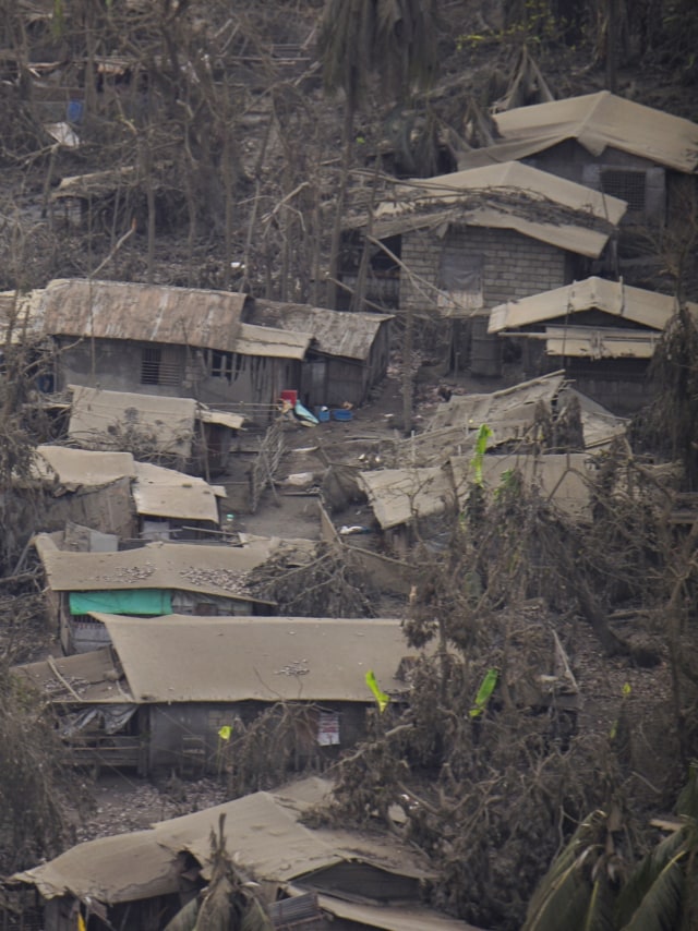 Potret udara menunjukkan rumah-rumah dan pepohonan usai erupsi gunung berapi Taal, Filipina. Foto: AFP/Ted ALJIBE