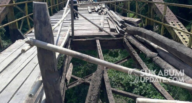 Lantai Jembatan Cibuni di Desa Cidadap, Kecamatan Cidadap, Kabupaten Sukabumi bolong akibat besi penyangganya patah. | Sumber Foto:Ragil Gilang