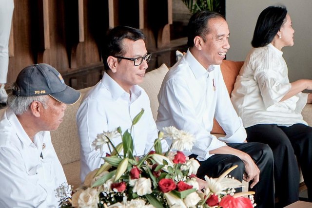 Menteri Pariwisata Ekonomi dan Kreatif (Menparekraf) Wishnutama (tengah) dan Presiden Joko Widodo Foto: Dok. Kemenparekraf