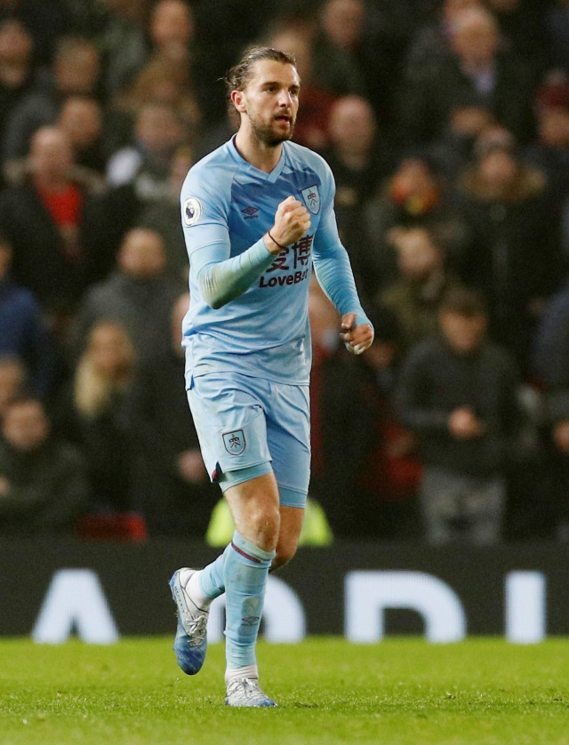 Pemain Burnley Jay Rodriguez berselebrasi usai mencetak gol pertama ke gawang Manchester United. Foto: REUTERS/Phil Noble 