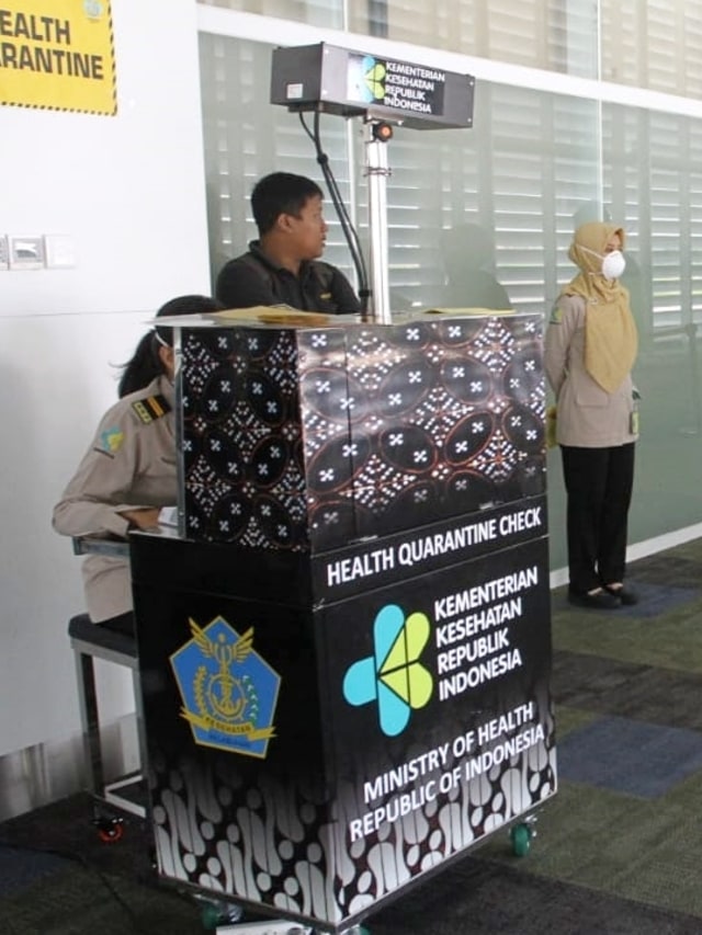 Petugas KKP Semarang mengawasi penumpang dari Kuala Lumpur Malaysia di Terminal Kedatangan Bandara Internasional Jendral Ahmad Yani Semarang.  Foto: Afiati Tsalitsati/kumparan