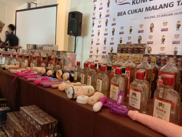 Puluhan botol miras dan sex toys dijajar oleh petugas Bea Cukai Malang pada sesi konferensi pers penindakan kasus di Hotel Atria, Kota Malang, Kamis (23/1/2020). (Foto: Khusnul Hasana)