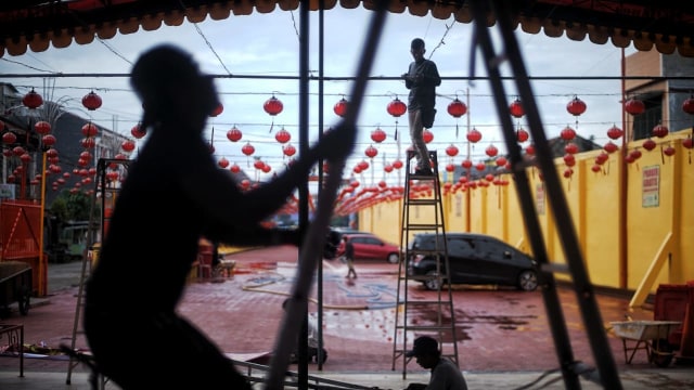 Beberapa tukang yang tengah memasang lampion di Kelenteng Dewi Kwan Im di Kelurahan 10 Ulu Palembang, Kamis (23/1) Foto: ary priyanto/Urban Id