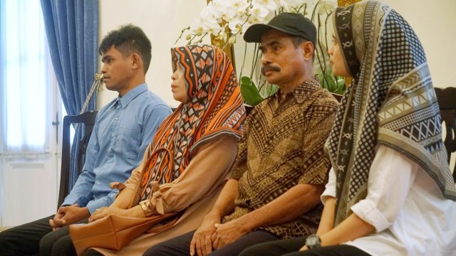 Anak Buah Kapal (ABK) WNI, M Farhan (kiri) yang sempat disandera Abu Sayyafbersama keluarganya, di Kemenlu, Jakarta, Rabu (23/1). Foto: Irfan Adi Saputra/kumparan