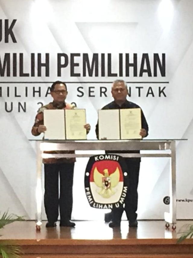 Acara Serah Terima Daftar Penduduk Potensial Pemilih Pemilihan (DP4) untuk Pemilihan Serentak 2020 dari Kemendagri ke KPU RI, Kamis (23/1). Foto: Andesta Herli Wijaya/kumparan