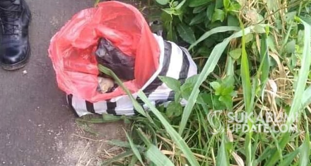 Mayat bayi laki-laki yang terbungkus kantong kresek ditemukan di pinggir jalan di Kampung Belentuk, Desa Langensari, Kecamatan Parungkuda, Kabupaten Sukabumi, Kamis (22/1/2020).  | Sumber Foto:Syahrul Himawan