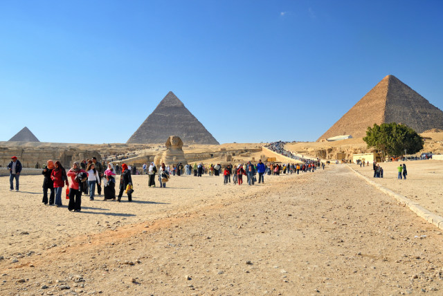 Wisatawan memadati Piramida Giza di Mesir Foto: Shutter Stock