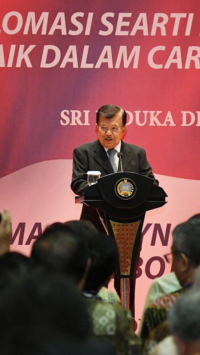 Jusuf Kalla memberi sambutan usai menerima penghargaan Dr. Ide Anak Agung Gde Agung dari Kemlu. Foto: Dok. Kemlu RI