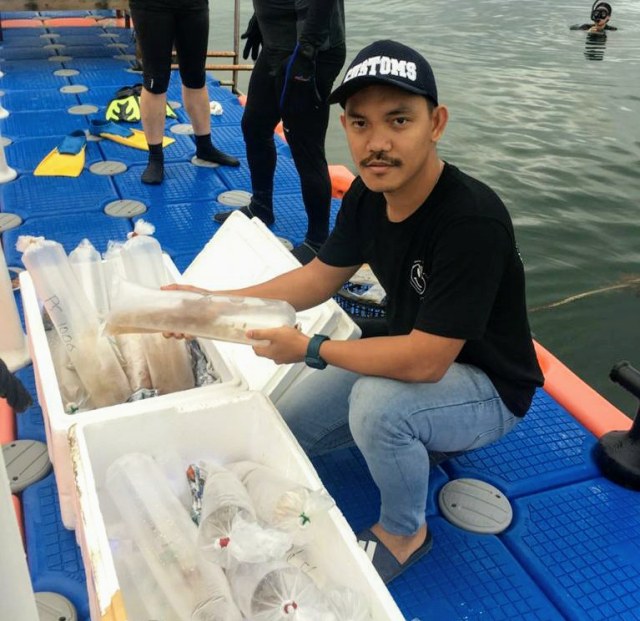 Petugas Bea Cukai saat melepaskan benih lobster di perairan Lampung. (foto: Dok. istimewa)