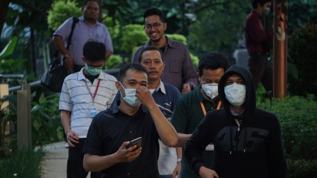 Pegawai di lingkungan gedung BRI 1 dan BRI 2 menggunakan masker karena dugaan virus corona, Jakarta, Kamis (23/1). Foto: Irfan Adi Saputra/kumparan