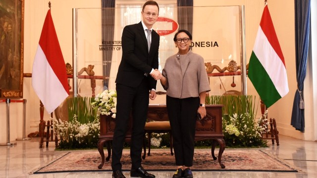Menlu dan Mendag Hungaria Peter Szijjarto bertemu dengan Menteri Luar Negeri RI Retno Marsudi di Kemlu RI, Jakarta Pusat, Kamis (23/1/2020). Foto: Darin Atiandina/kumparan