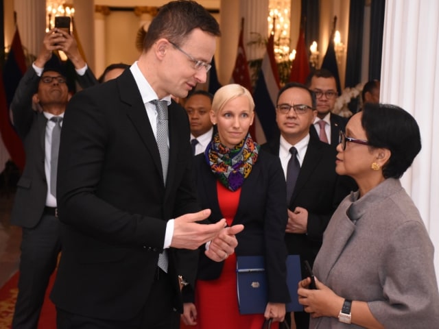 Menlu dan Mendag Hongaria Peter Szijjarto bertemu dengan Menteri Luar Negeri RI Retno Marsudi di Kemlu RI, Jakarta Pusat, Kamis (23/1/2020). Foto: Darin Atiandina/kumparan