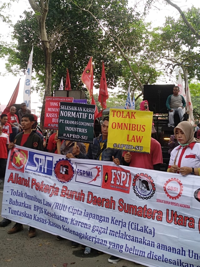 Ratusan massa aksi saat berunjuk rasa di depan DPRD Sumatera Utara, Kamis (23/1). Foto: Rahmat Utomo/kumparan