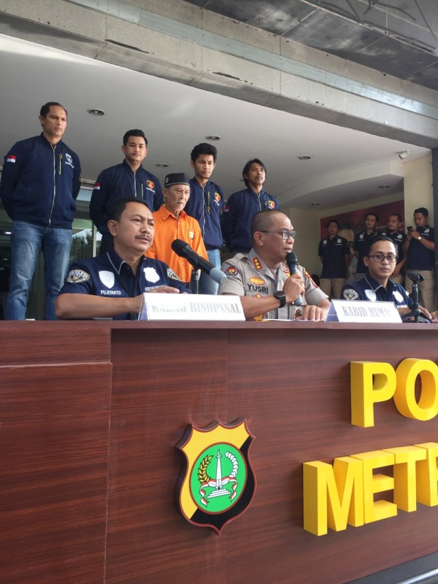 Polisi Tangkap Pemasang Spanduk Penolakan Pembangunan Bioskop di PGC, Jakarta Timur. Foto: Raga Imam/kumparan